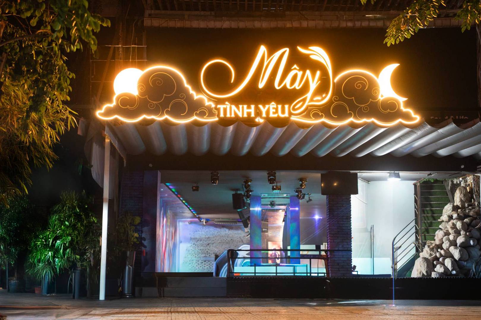 Mây Tình Yêu – Club Nơi Cảm Xúc Thăng Hoa Giữa Bầu Trời Đam Mê